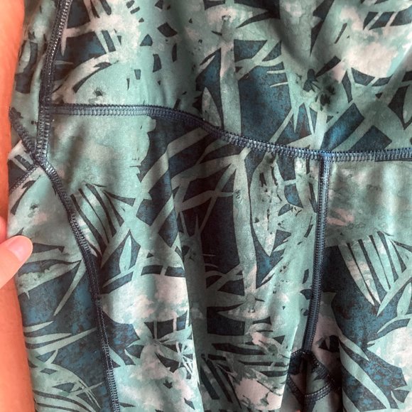 Cropped Leggings with Pockets - Picture 3 of 7